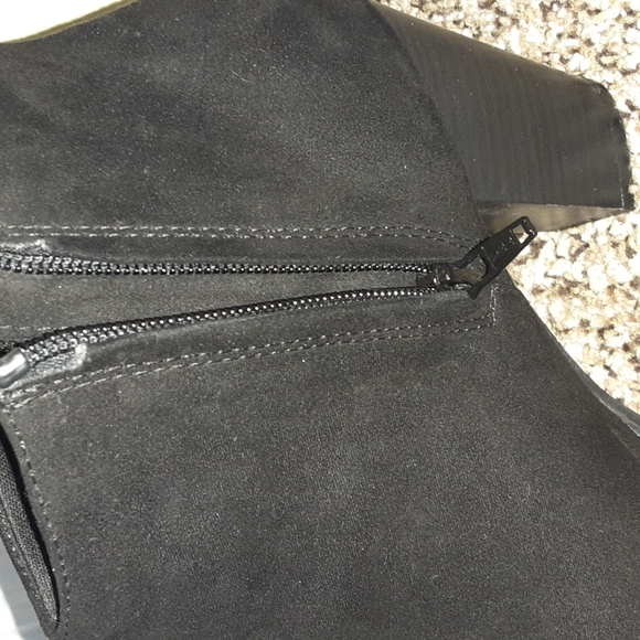 Black heeled boots - Picture 2 of 3